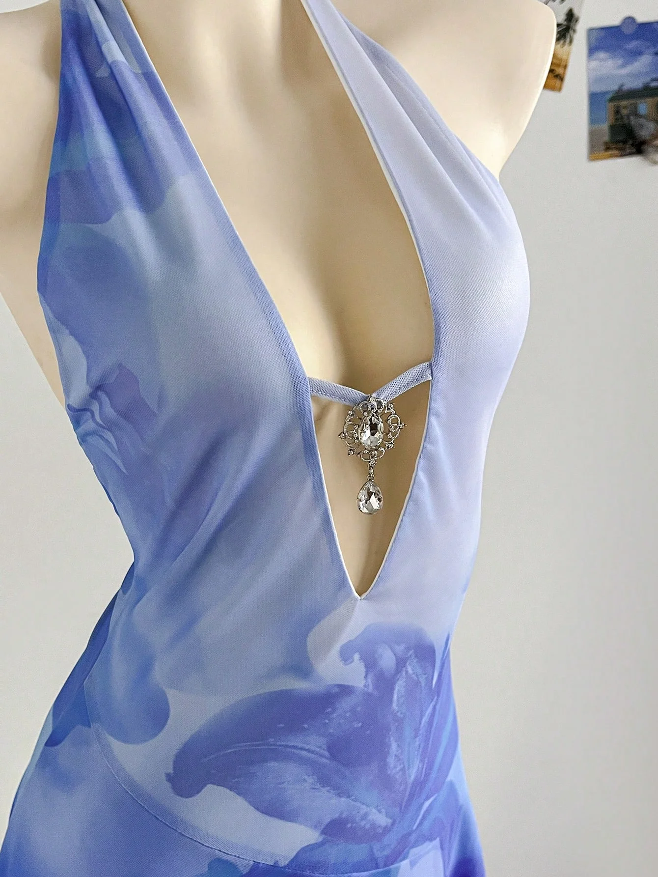 ملابس سباحة صيفية جديدة قطعة واحدة لعام 2025 للنساء، مع نمط فتاة ساخنة، تصميم برقبة رسن يخفي وتخسيس الجسم، و