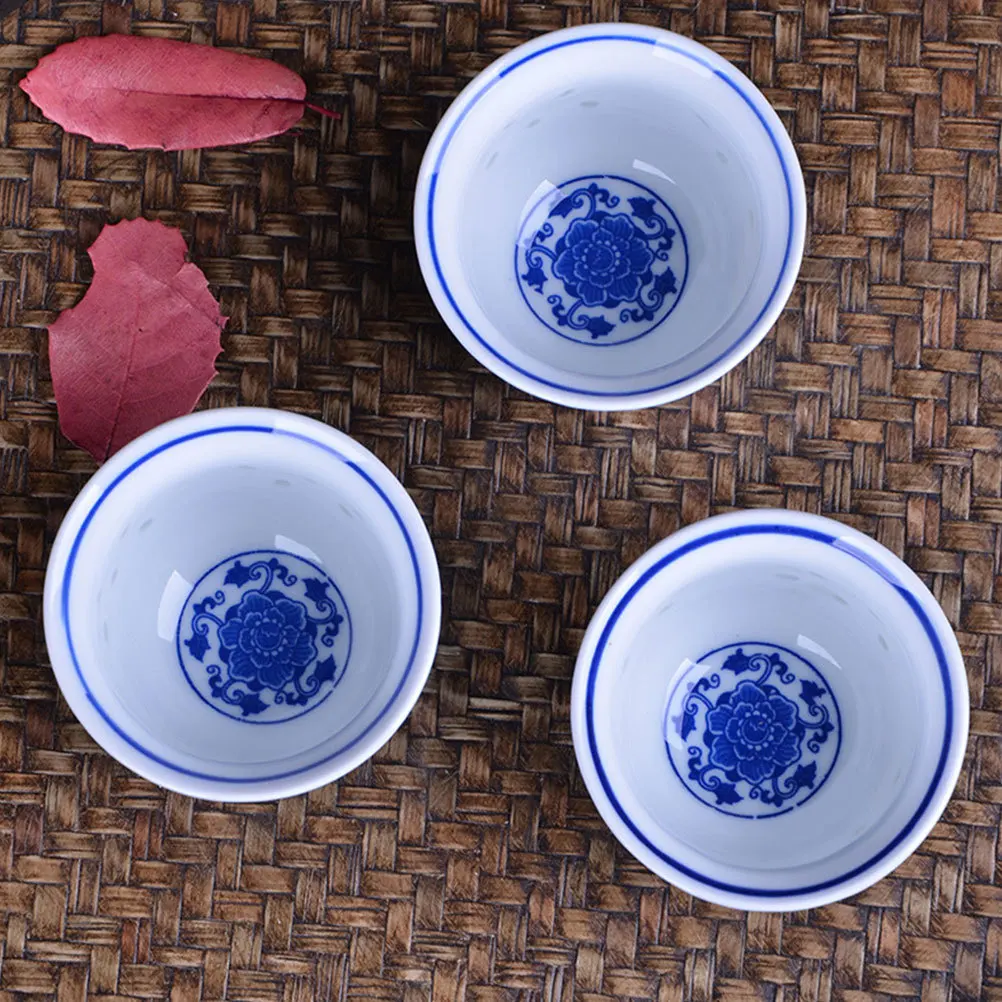 

2Pcs Exquisite Blue and White Porcelain Teacup Retro Design Tea Serving Cup for Family Gathering Decorative Tea Tasting Cup