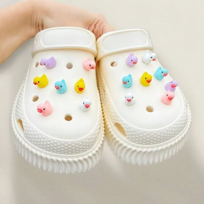 

Милый комплект подвесок для обуви, аксессуары, пряжка для обуви с отверстием, светящаяся рождественская шапка, маленькая желтая утка, сделай сам, 3D украшения для обуви, подарок для ребенка