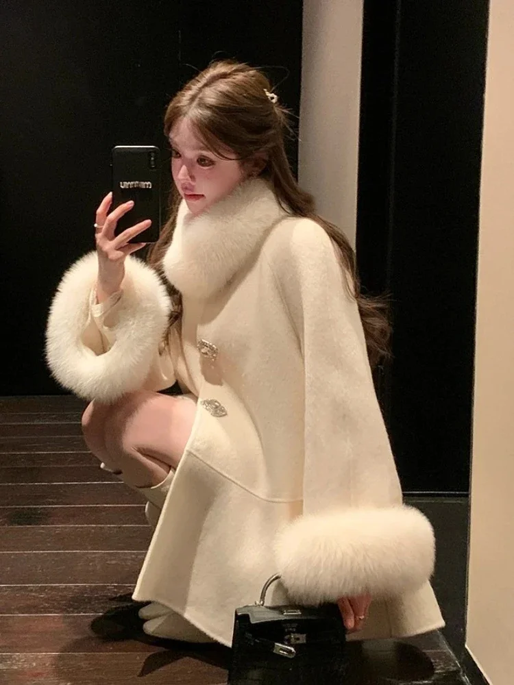 Jaket Wol Kasmir Hangat Wanita Musim Gugur Musim Dingin Baru, Mantel Wol Bulu Rubah Asli Kancing Berhias Berlian Imitasi Panjang Sedang untuk Wanita