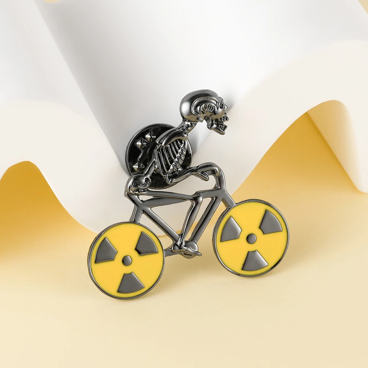 Harong Radiology Skull Enamel Pins Radiation Brooch Funny Medico Lapel Lanyard Bag Coat Accessories Gift for Doctors Student
