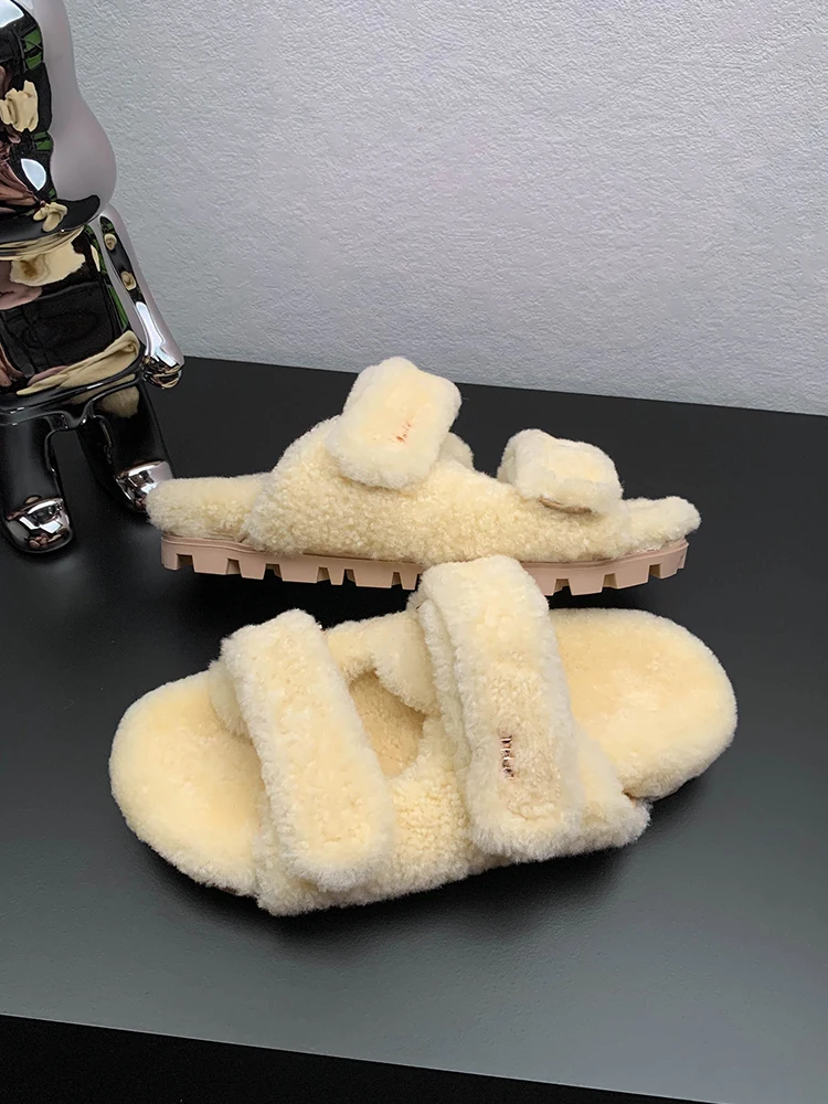 

Новинка 2023 года, высококачественные тапочки из натурального меха ягненка с буквенным дизайном и противоскользящим ремешком на одном ремешке для женской уличной одежды на каблуке Thi Bot