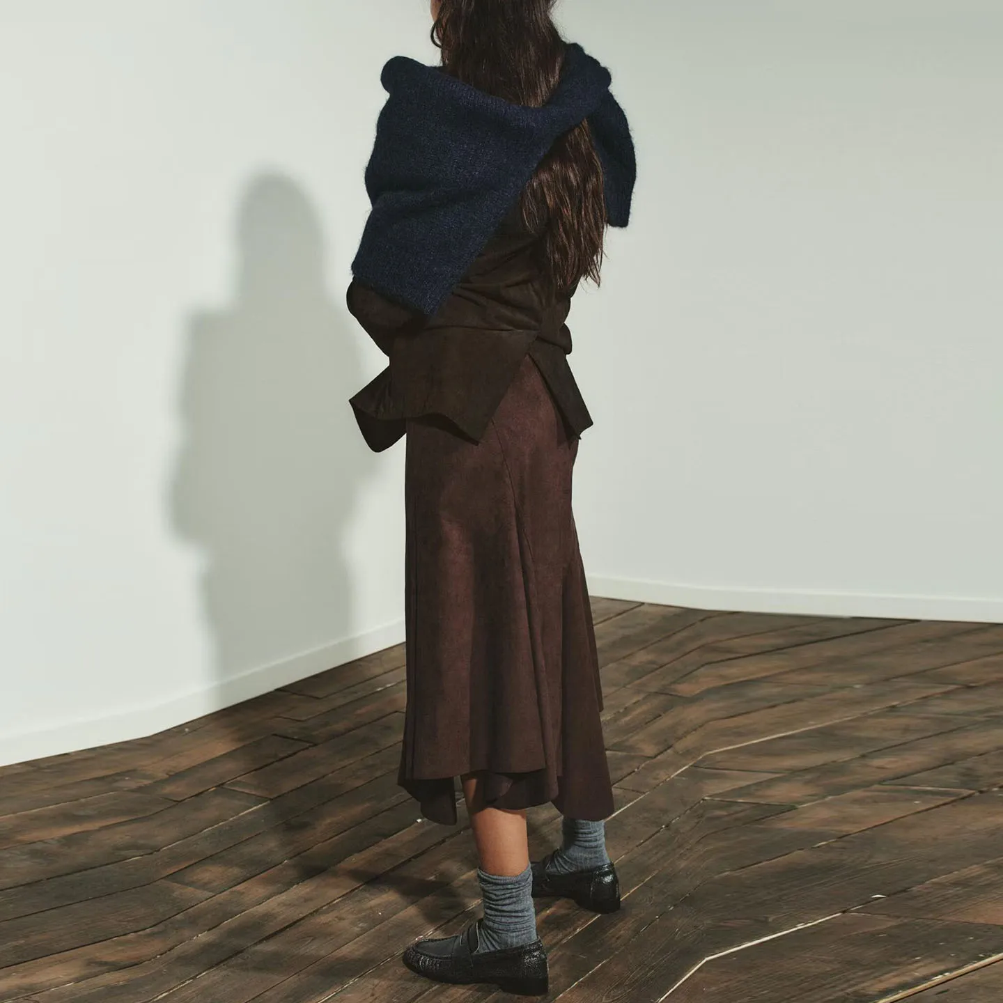 여성 미디 스커트 비대칭 효과 중간 길이 가을 신상 슬레 패셔너블 여성 스커트 스탠드 핏 루즈 웨이스트 디자인