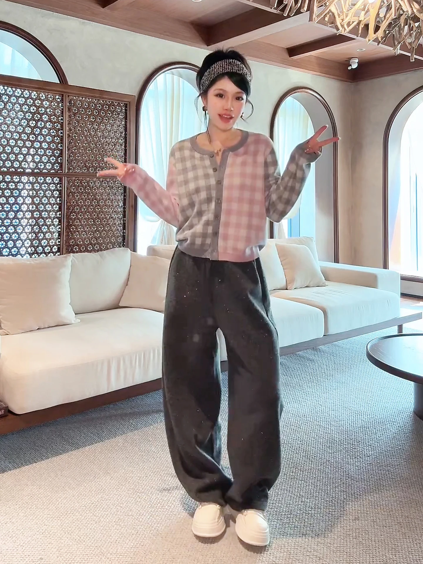 

Lao Yang's Personal Sle MET Pink Woolen Knitted Slim Fit Sweater Vintage Plaid Design Luxury Feel Cardigan for Women