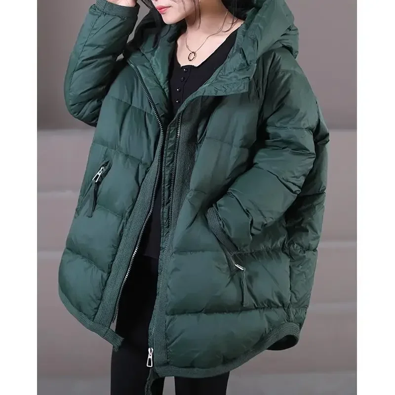 سترة نسائية أوروبية شتوية لعام 2025 سترة محبوكة بقلنسوة سترة بيضاء غير رسمية للأسفل