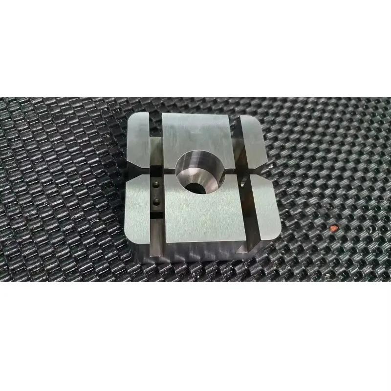 Componenti industriali Pezzi di ricambio SKD11/SCM440 Stampo per lama sfusa in gomma Stampo per veicoli per l'industria di vendita in acciaio