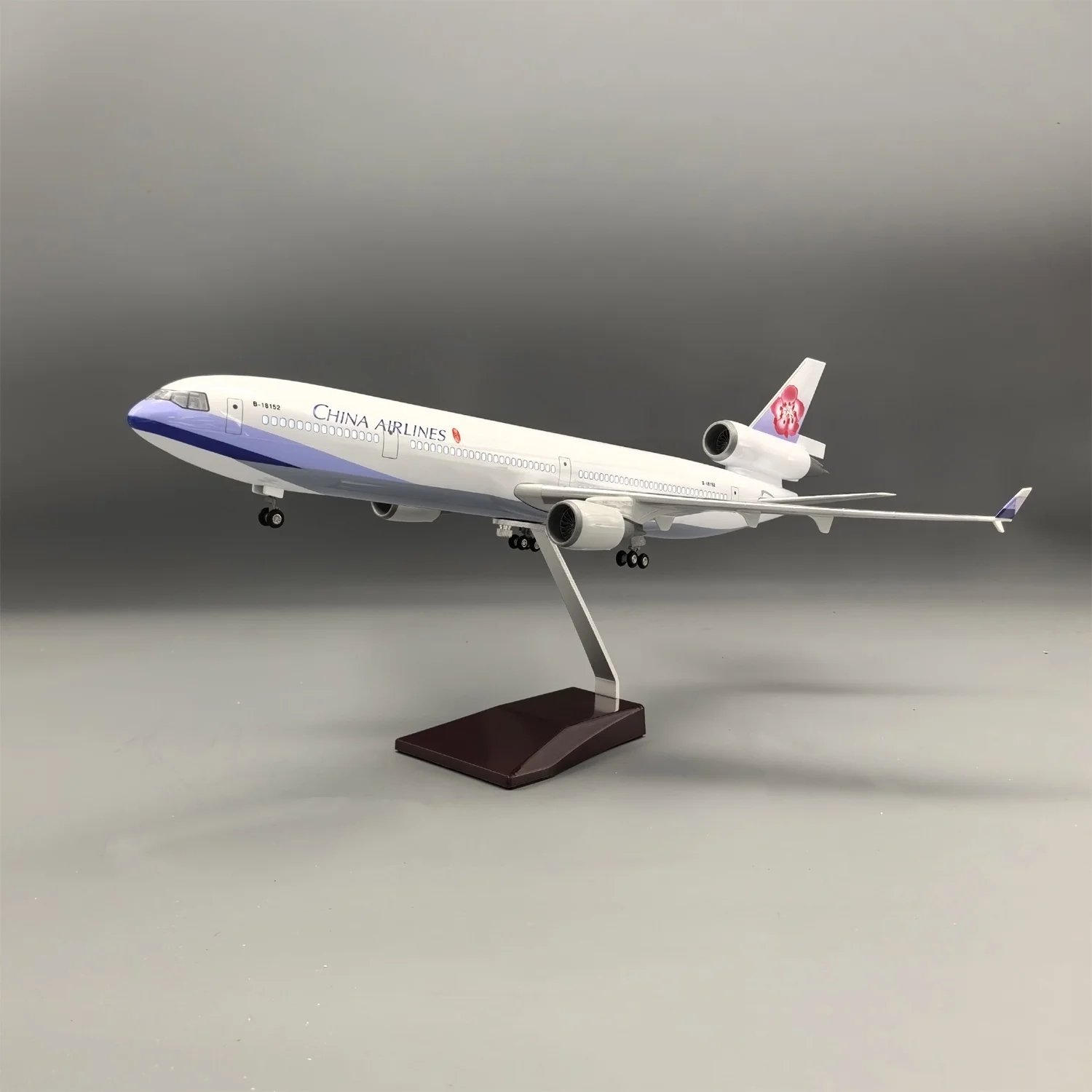 

47cm Airplane Model China Airlines MD11 Resin Assembly Model Aircraft Diecast 1:130 Scale Plane Gift With Lights Room Decoration