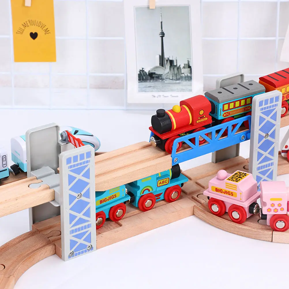 

Деревянный набор железной дороги с приподнятым мостом, совместимый со всеми железнодорожными наборами, для развития логического мышления у малышей во время игры