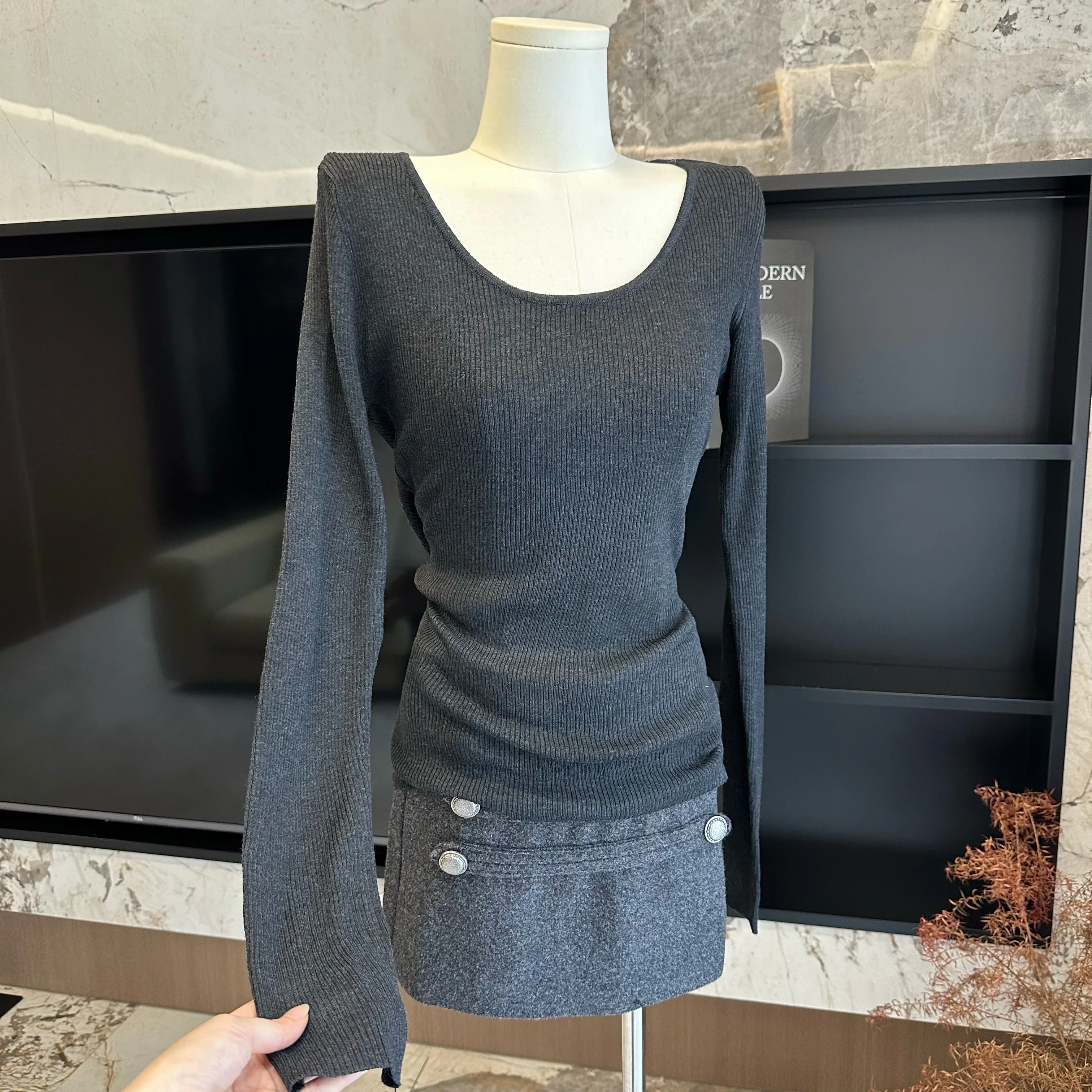 Damski elegancki sweter z golfem na jesień i zimę, z długim rękawem, w jednolitym kolorze, dopasowany sweter typu O-neck z peleryną/szalikiem.