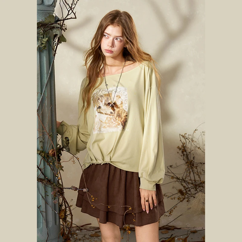 ELFSACK Women's Crop Sweatshirt with Deer Graphic Print, Lace Detail Long Sleeve, Casual Green Top for Everyday Wear