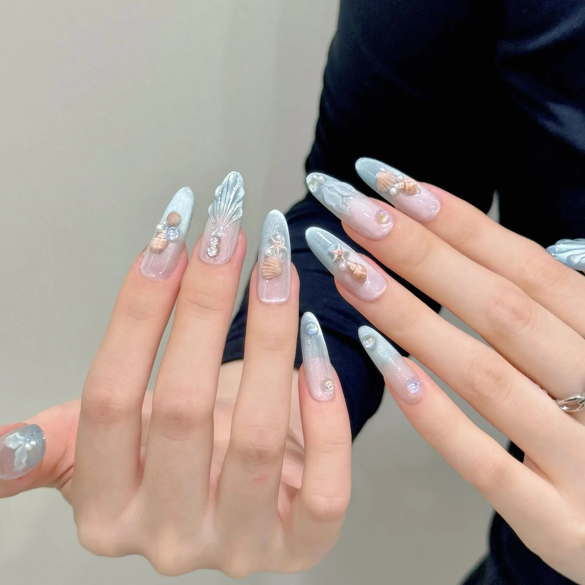 10pcs Kuku Palsu Buatan Tangan Model Press On Nails Musim Panas Baru Warna Biru Muda Gaya Prancis Bentuk Almond Dengan Desain 3D Kerang Laut dan Ekor Ikan