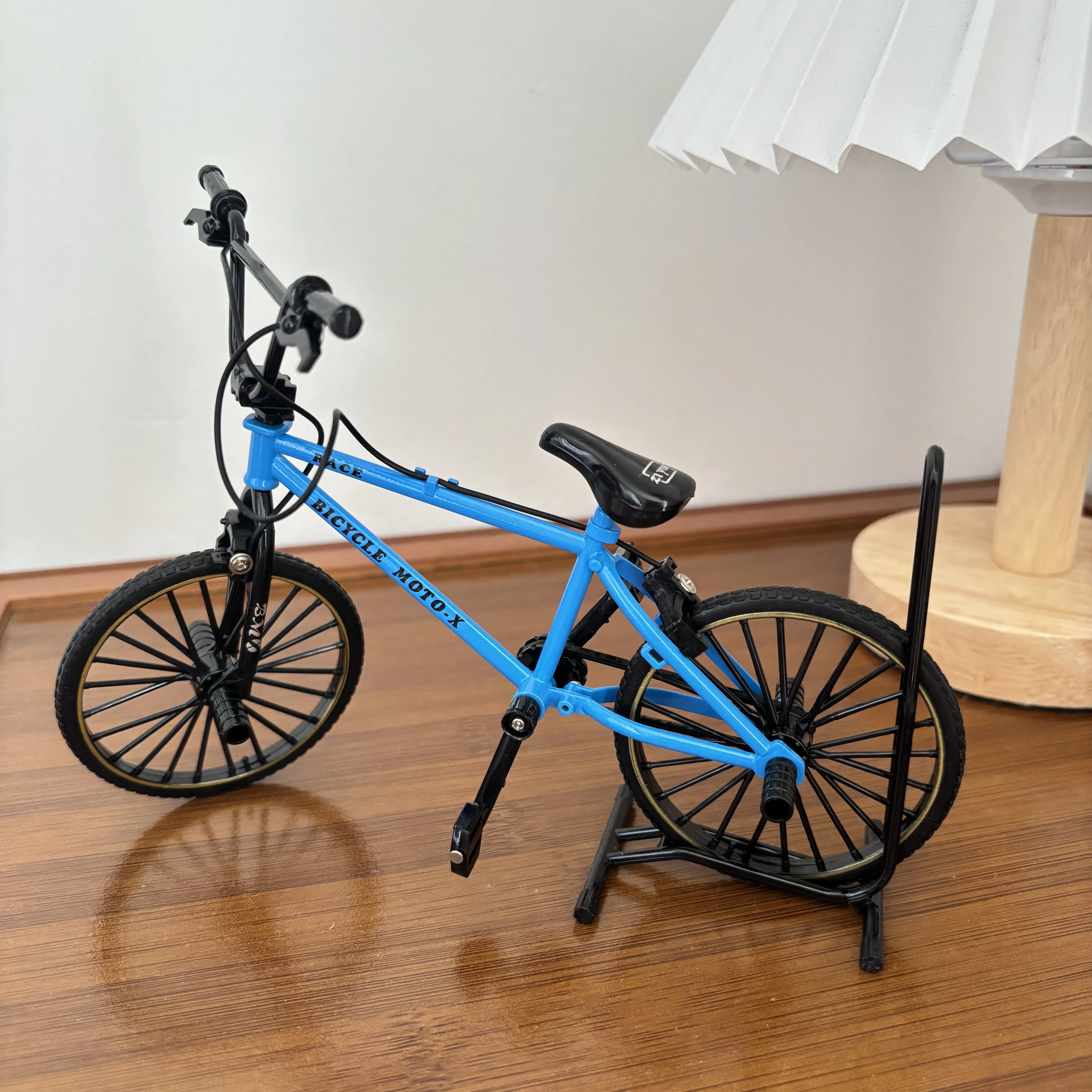 

1:8 мини-модель велосипеда из сплава с парковочной стойкой, литая под давлением украшение, металлический горный палец, синий BMX велосипед, имитация подарков для мальчиков 14+