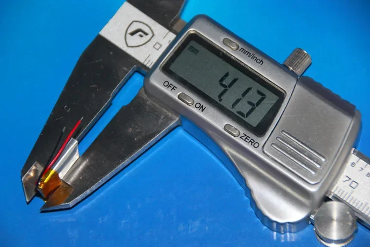 Mini-Bluetooth-Headset in Minigröße 401515   Eingebauter 3,7-V-Polymer-Lithium-Akku mit Kern, wiederaufladbare Li-Ionen-Zelle