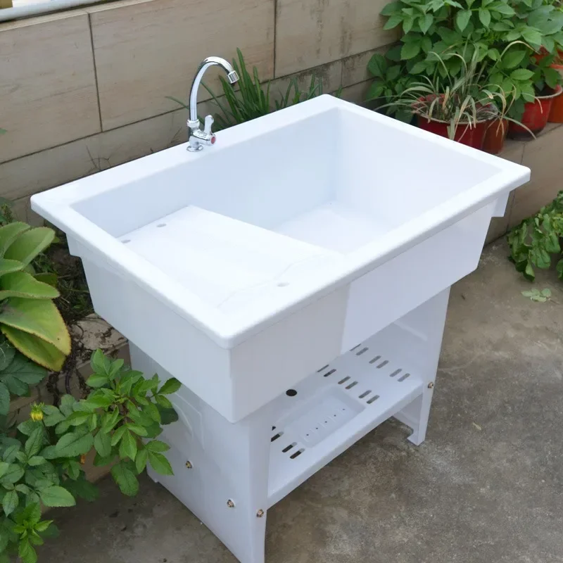 

Пластиковая раковина для белья, умывальник, балкон, шкаф для ванной комнаты с умывальником, умывальник, пол шкафа в ванной комнате.