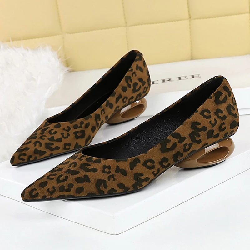 Frauen 3 cm High Heels Dame Retro Spitz Wildleder Low Heels Pumps Weibliche Seltsame Stil Täglichen Vielseitige Flache mund Schuhe