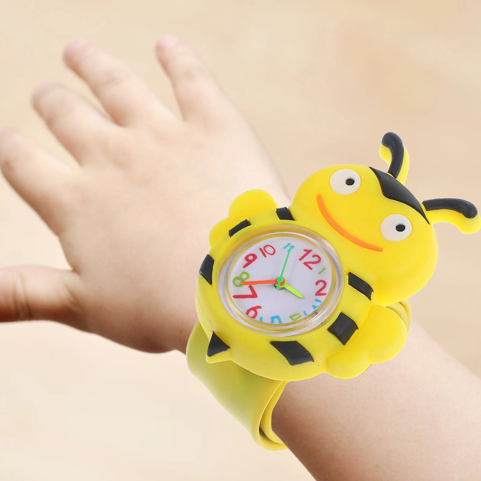 ساعة بلاستيكية مثبتة على الحائط، صفعة على معصمه، ساعة كرتونية، تصميم مشرق كهدية عيد ميلاد