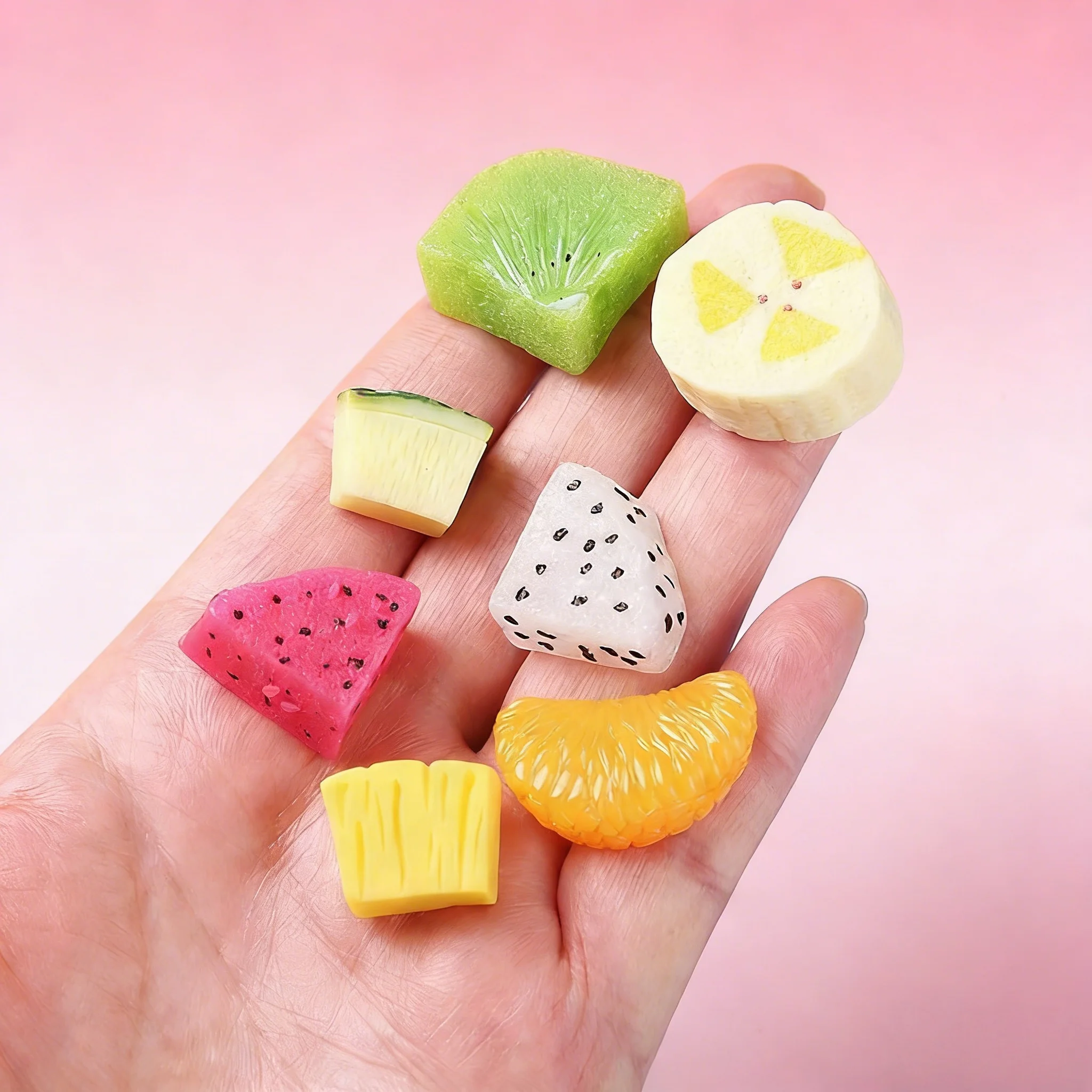 10 piezas de frutas artificiales simuladas: rodajas de manzana, limón, mango, sandía, cubitos de hielo, yamaberry, frambuesa. Modelos falsos para fotografía.