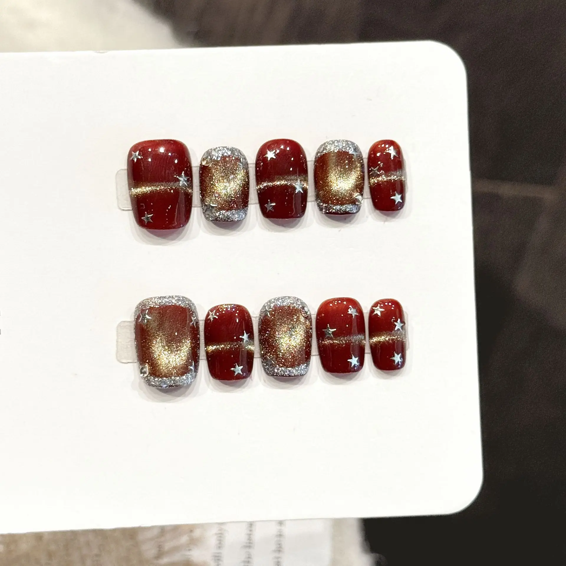 10 STKS Handgemaakte Druk Op Nagels Rood Goud Glitter Ster Ontwerp Volledige Dekking Nep Nagels Nieuwjaar Nail Art Met 4-DUK Gereedschap Lijm