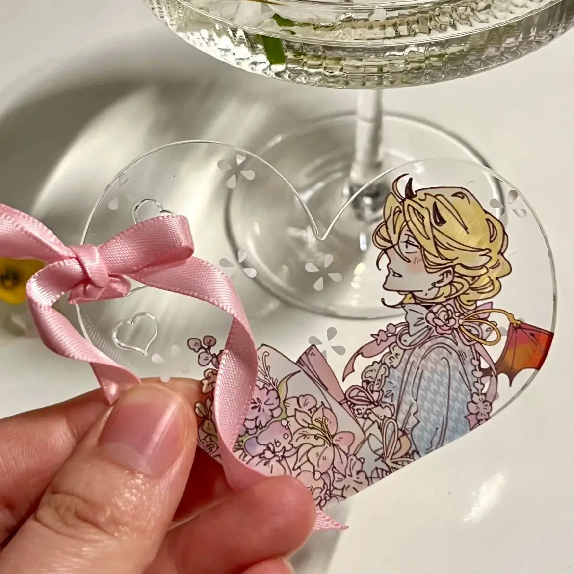 لوحة أكريليك موديل على شكل قلب من Doukyuusei BL