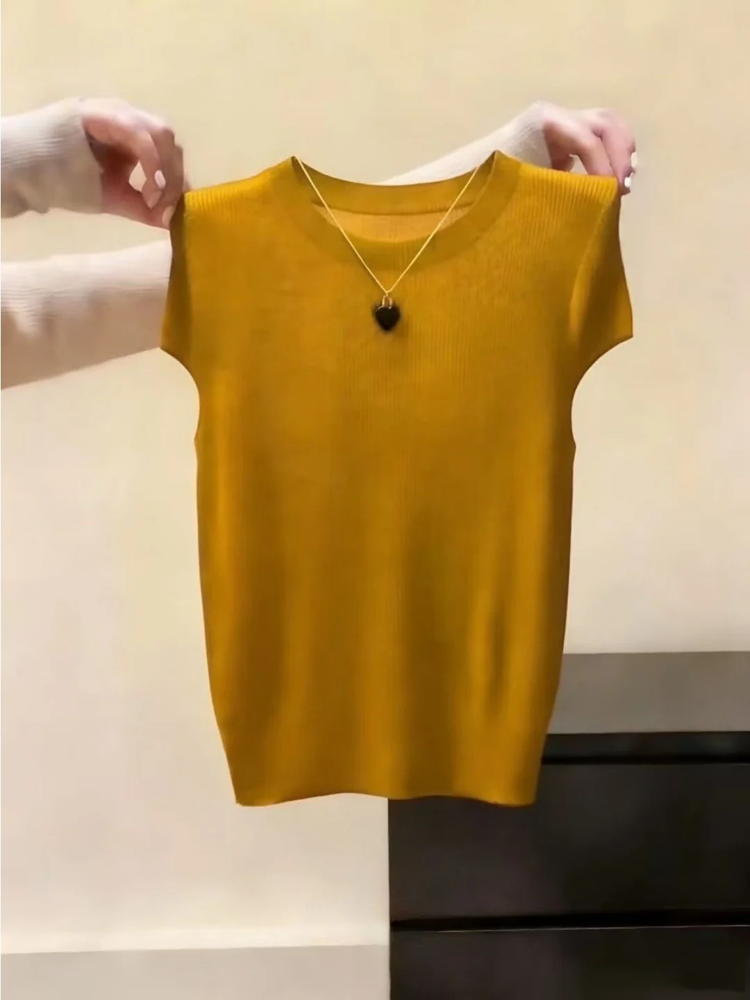 

Elegant Yellow round Neck Ice Silk Knitted Short Sleeve T-Shirt Women's Summer New Style Shoulder Fit Versatile Top