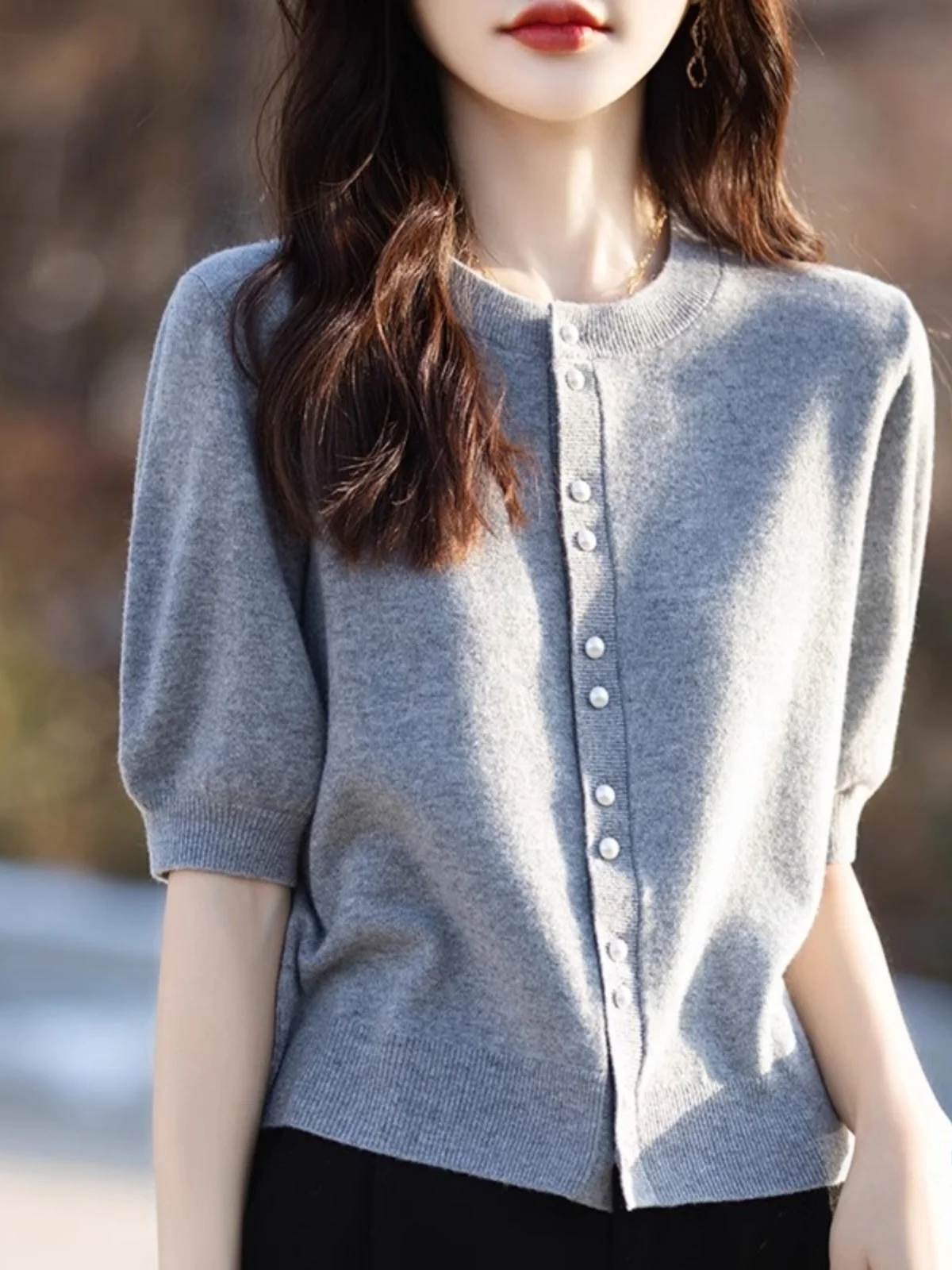 

Шикарный вязаный кардиган с жемчужными пуговицами, короткий рукав, миди-длина, мягкий, в корейском стиле, свободный крой, теплый, для повседневной носки, модный, однотонный