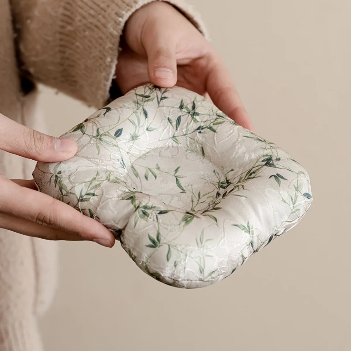 مجموعة قواعد أكواب مطرزة أنيقة من الديباج، طبق شاي سميك مقاوم للحرارة مع Zhixin