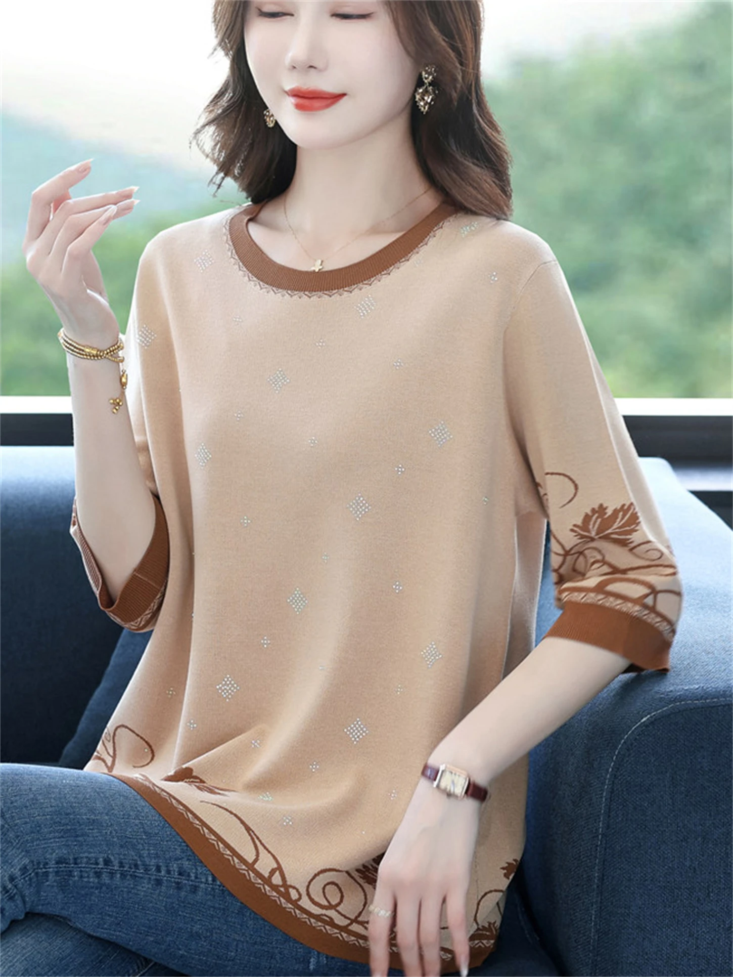 

Модная трикотажная футболка средней длины, свободного кроя, очень большого размера, для женщин среднего возраста, базовая модель.