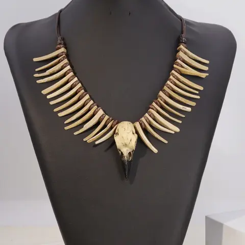 1 pieza de collar de cáscara de coco con calavera de cuervo vikingo vintage, dientes largos irregulares en forma de animal de resina, joyería de estilo gótico,