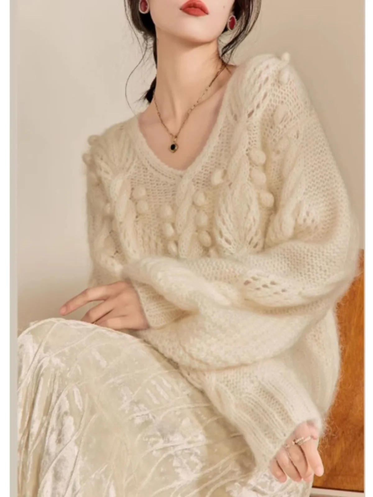 

Вязаный свитер ручной работы с V-образным вырезом, свободного кроя, женский, весна 2026, с декоративными помпонами, теплый, термо, стандартная длина рукава