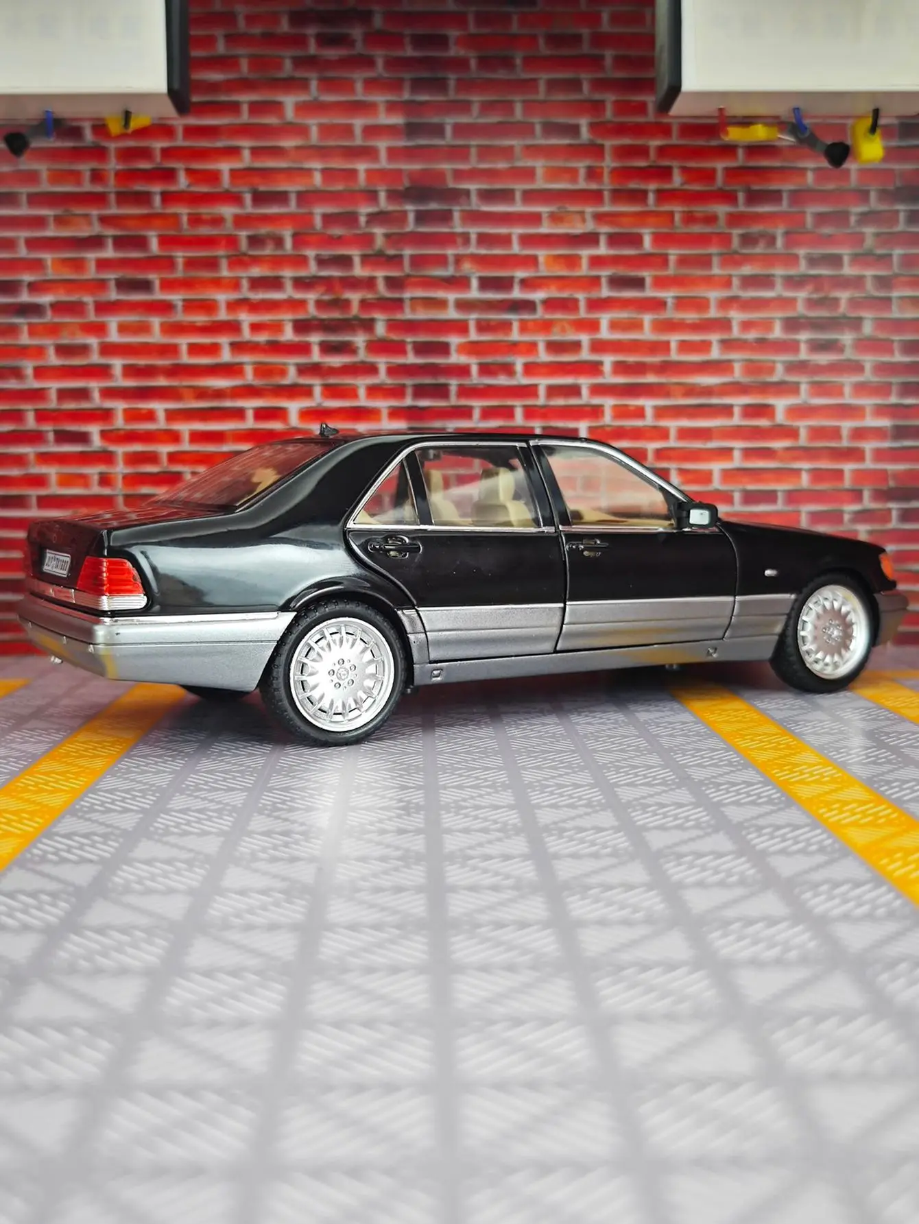 

1:24 Mercedes Benz W140 S320 alloy model four doors and the front hood and trunk door can also be opened good quality