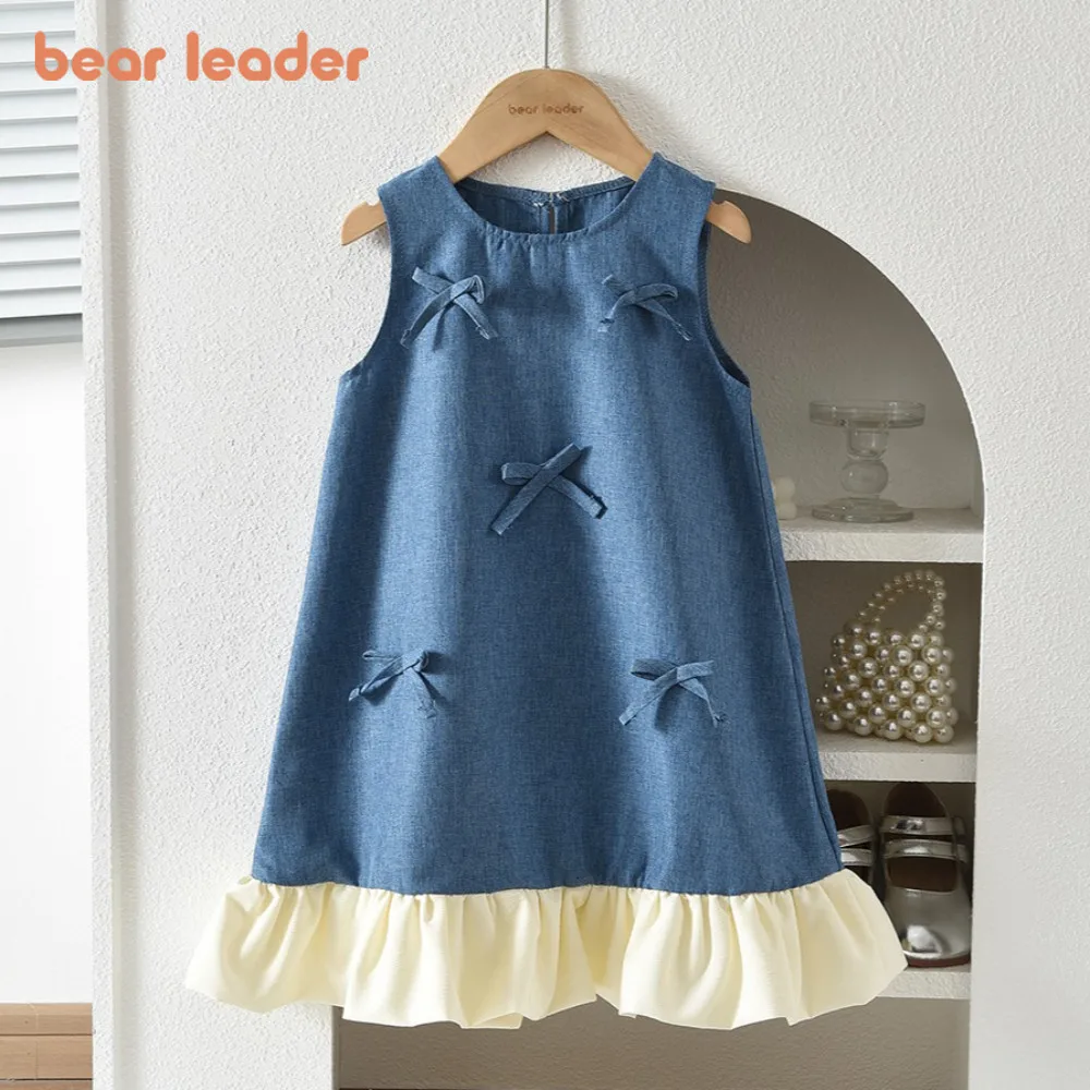 

Модное платье Bear Leader в корейском стиле, имитация джинсовой ткани, синее, без рукавов, для девочек, новинка 2026 года, летнее, с бантом, в стиле пэчворк, одежда для девочек
