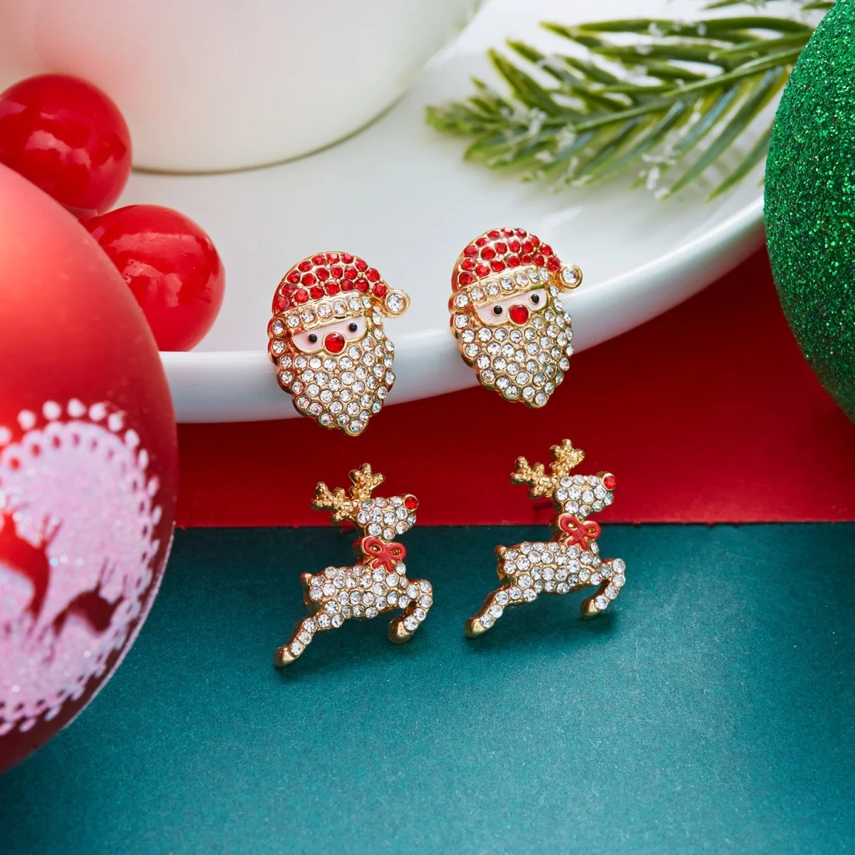 2 Paar/Set Weihnachtsbaum-Schleifen-Hirsch-Ohrstecker für Damen, niedliche Lebkuchenmann-Weihnachtsmann-Schlitten-Krücken-Ohrringe, Schmuck – Detail 32