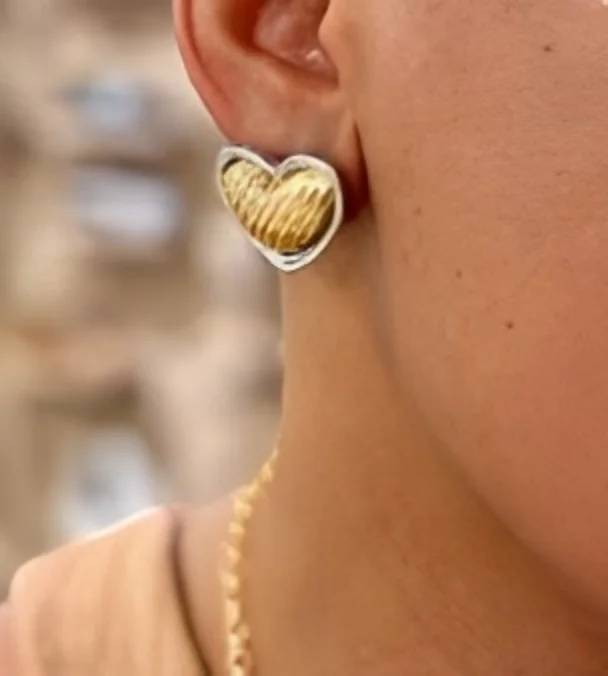 Ohrringe aus Edelstahl in Goldfarbe mit Faltenmuster für Damen, Metall-Ohrringe, Schmuck, angesagte Vintage-Herz-Ohrringe – Detail 4
