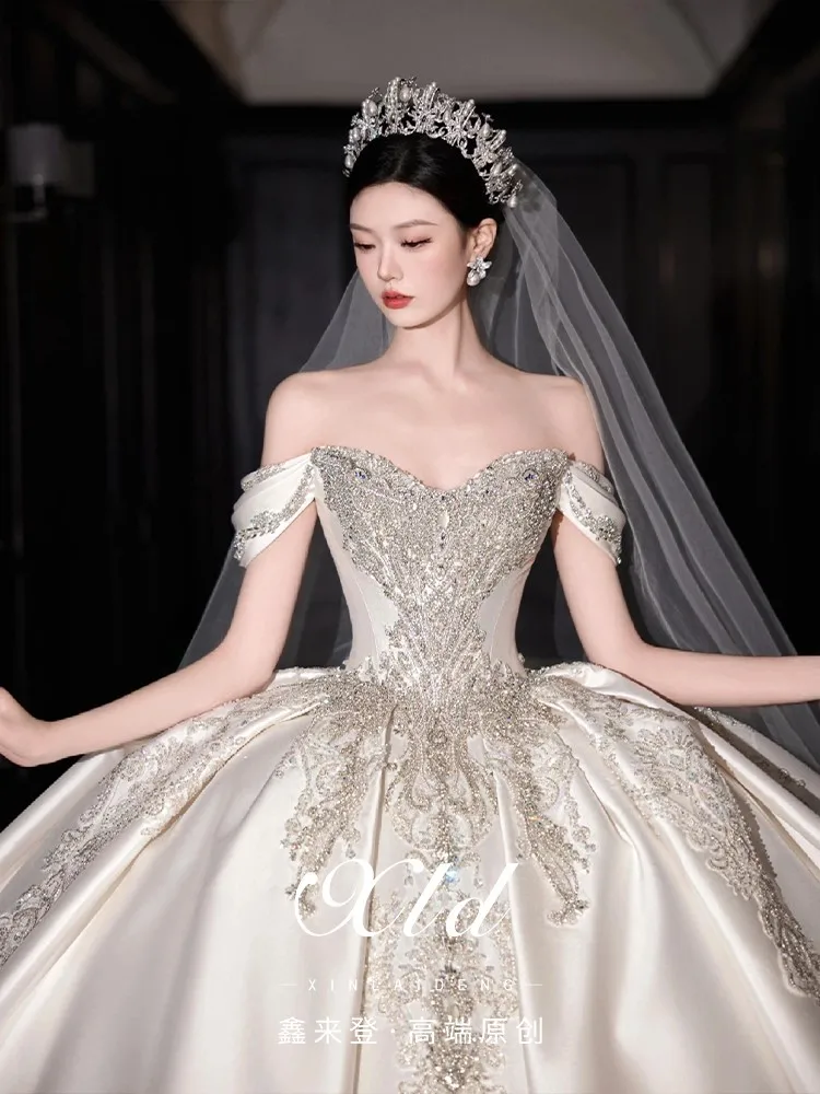 ชุดเดรสผ้าซาตินไหล่เดียวขนาดใหญ่แบบไม่มีสายหนังแบบใหม่