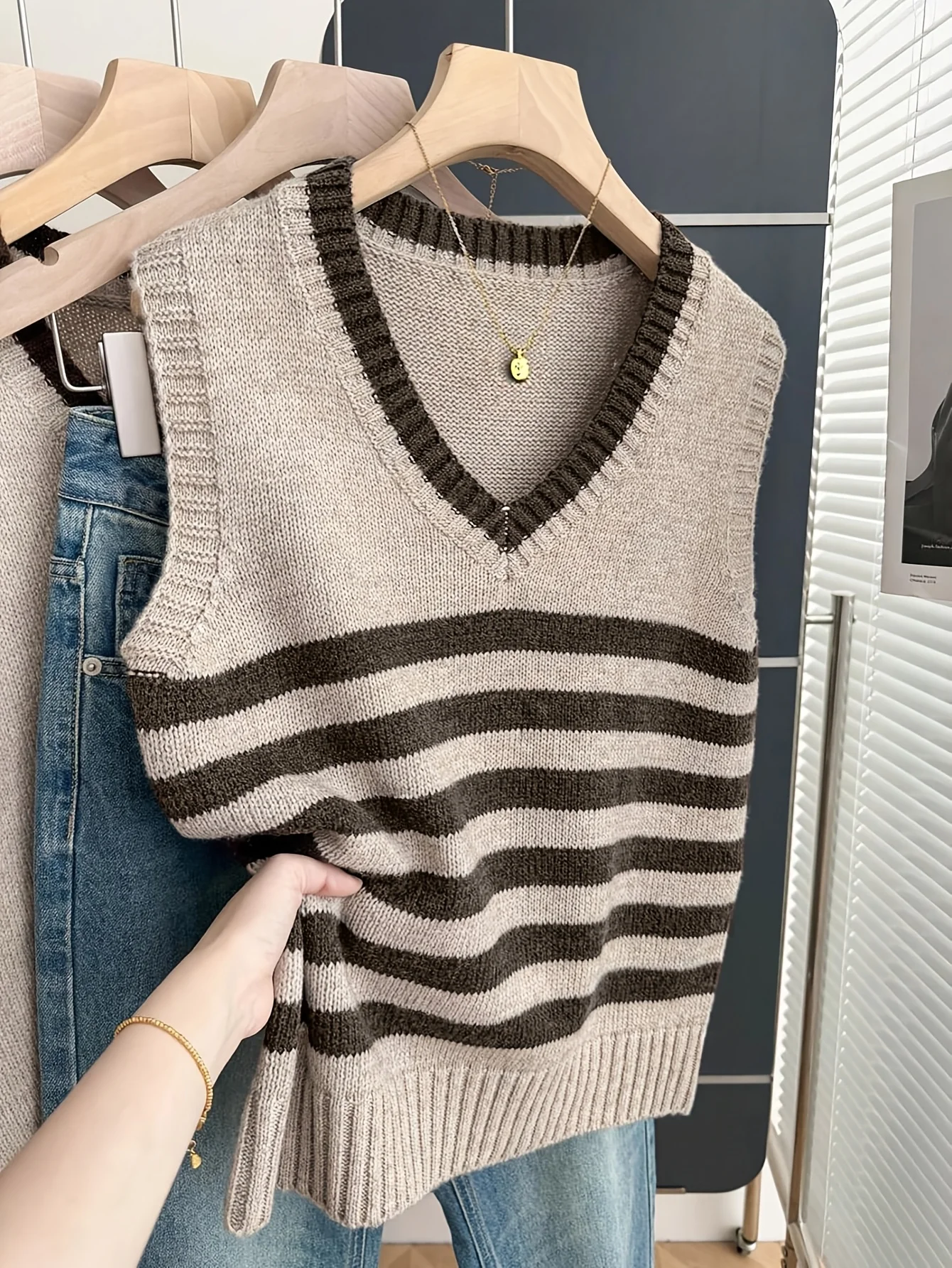 Women's plus size loose V-neck knitted color blocked striped vest, casual and elegant, suitable for vacation，spring/summer