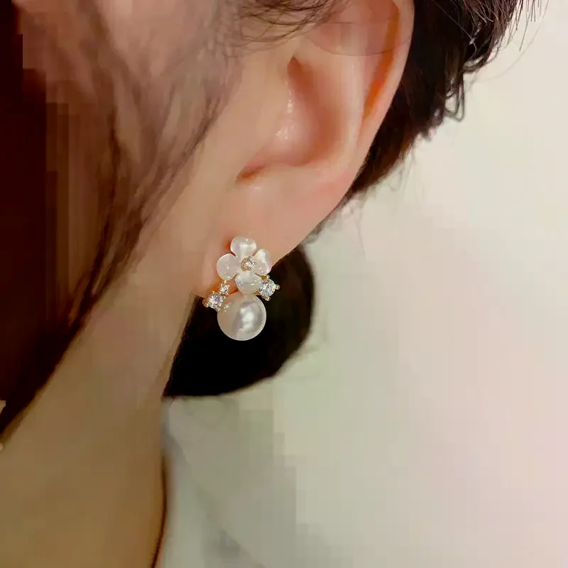 Exquisite White Flower Stud Earrings For Women Small Rhinestones Imitation Pearl Earrings Wedding Party Elegant Jewelry Gift