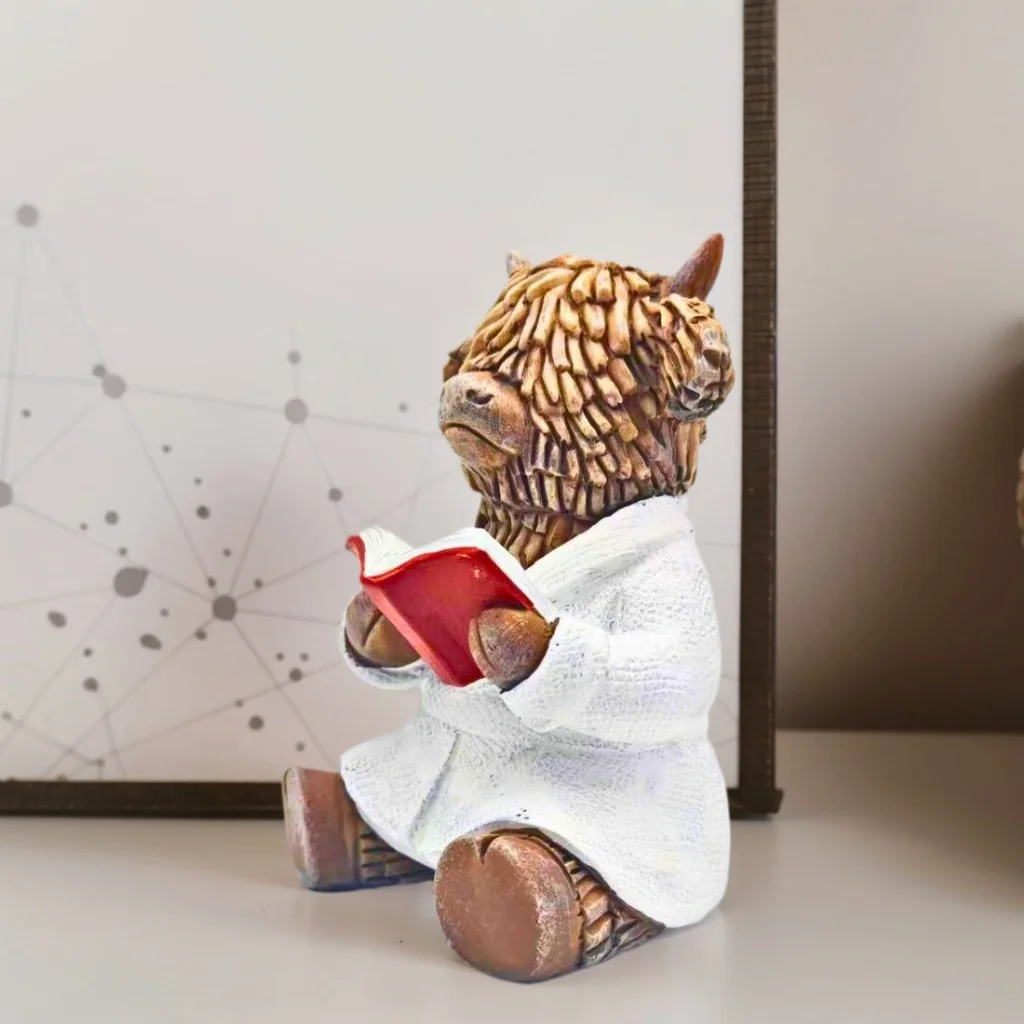 1 Piece Valentine's Day Gift Highland Cow Reading Statue Decoration, Perfect Gift for Bookworms, Scottish Cow Ornament, Home Decor Gift