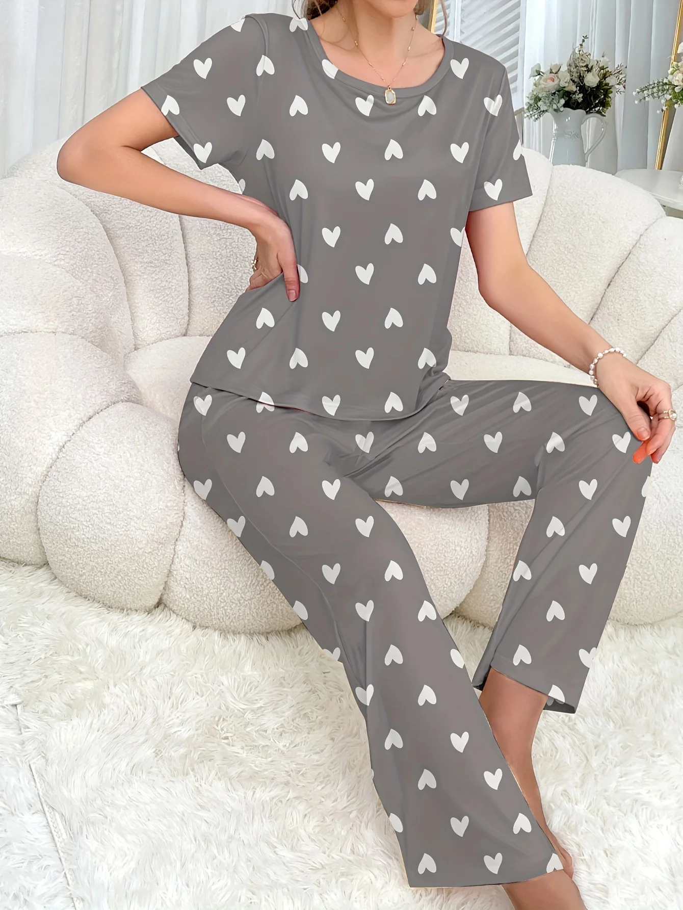 

Женские четырехсезонные весенне-летние повседневные свободные повседневные брюки стандартного размера с короткими рукавами и принтом сердца, женские пижамы из 2 предметов