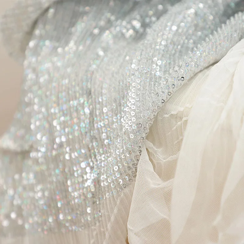 

Зашифрованная плиссированная 1-ярдовая переливающаяся кружевная ткань с лазерными блестками Дизайнерская градиентная переливающаяся кружевная свадебная сетчатая ткань для шитья платья