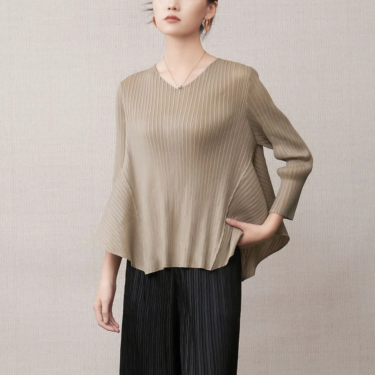 

Miyake плиссированные осенние топы с длинными рукавами 2025, женские нишевые плиссированные художественные женские футболки с v-образным вырезом и внутренней нижней частью, женская плиссированная футболка