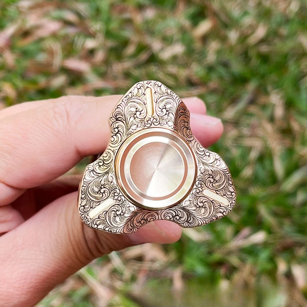 ลิงหู อีดีซี รุ่นที่สอง สแตนเลสสตีล ทองเหลือง แกะสลัก ลายใบไม้สามแฉก หมุนได้ ความเร็วสูง ​ ​ ของเล่นฟิดเจ็ตสปินเนอร์บรรเทาความเครียด