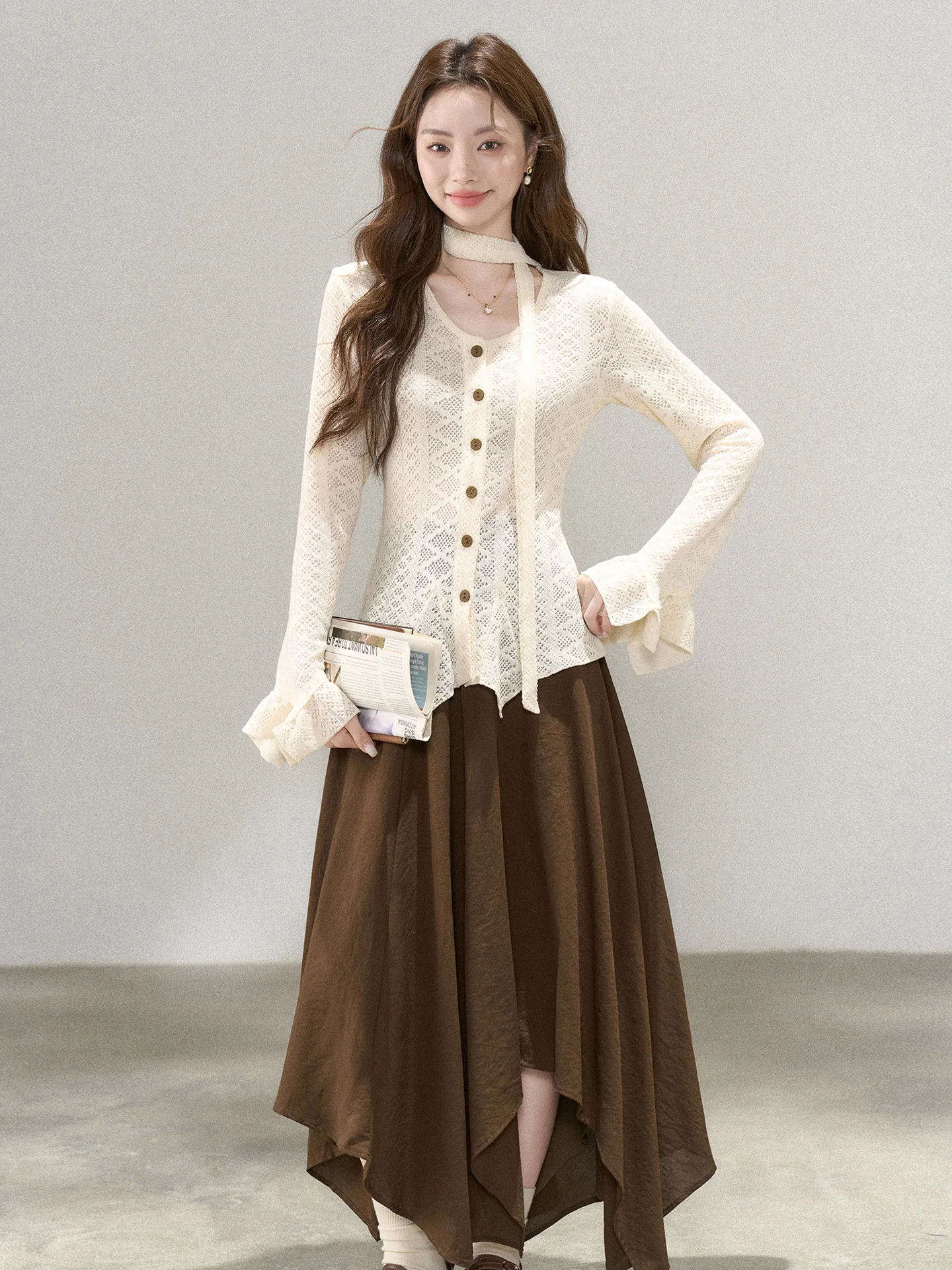 

Корейский шикарный женский вязаный свитер и асимметричная юбка: комплект весна 2026. Модный повседневный комплект с высокой талией, V-образным вырезом и пуговицами.