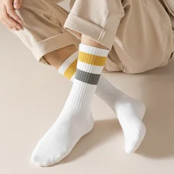 Herren strümpfe gestreifte Baumwoll socken farblich abgestimmte weiße Freizeit strümpfe tragen atmungsaktive weiche Mittel rohrs ocken für Männer