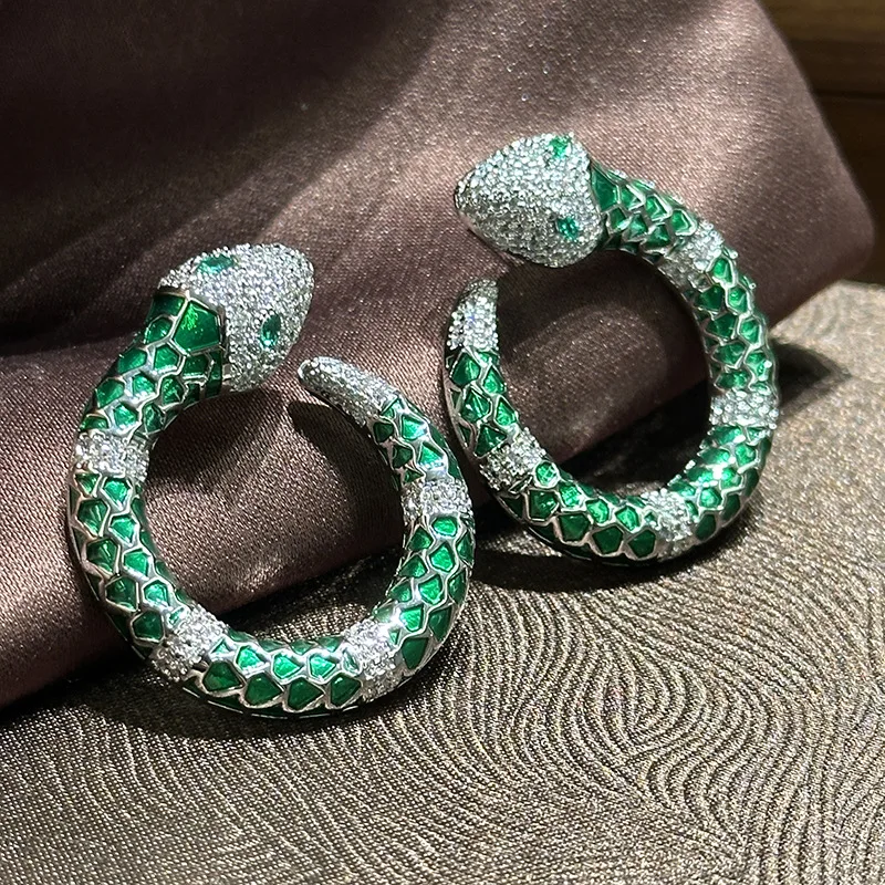 

Europe and America Fashionable three-dimensional snake-shaped stud earrings with zircon inlaid light luxury jewelry for women