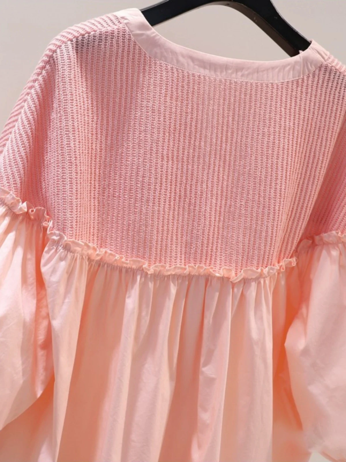 เสื้อผู้หญิงดีไซน์เกาหลีแบบสปิลส์เก๋ไก๋ รุ่นใหม่สำหรับฤดูร้อนปี 2025 ทรงหลวม แขนพอง ผ้าเนื้อนุ่ม ยืดหยุ่น คอทรงกลม