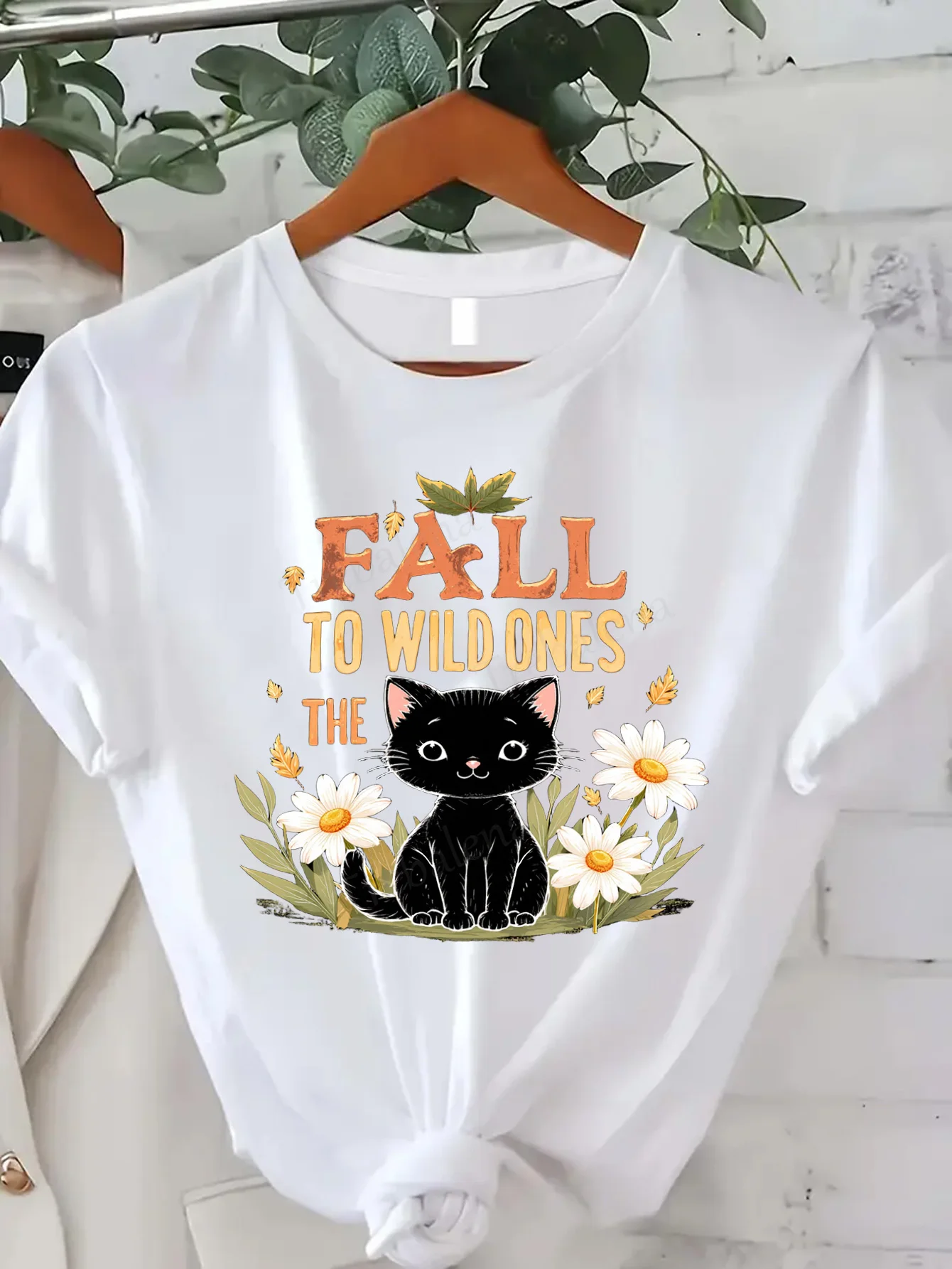 

Удобная женская футболка с принтом «Футболка Fall to Wild Ones» — осенний дизайн с цветочным принтом «Черный кот и ромашка»