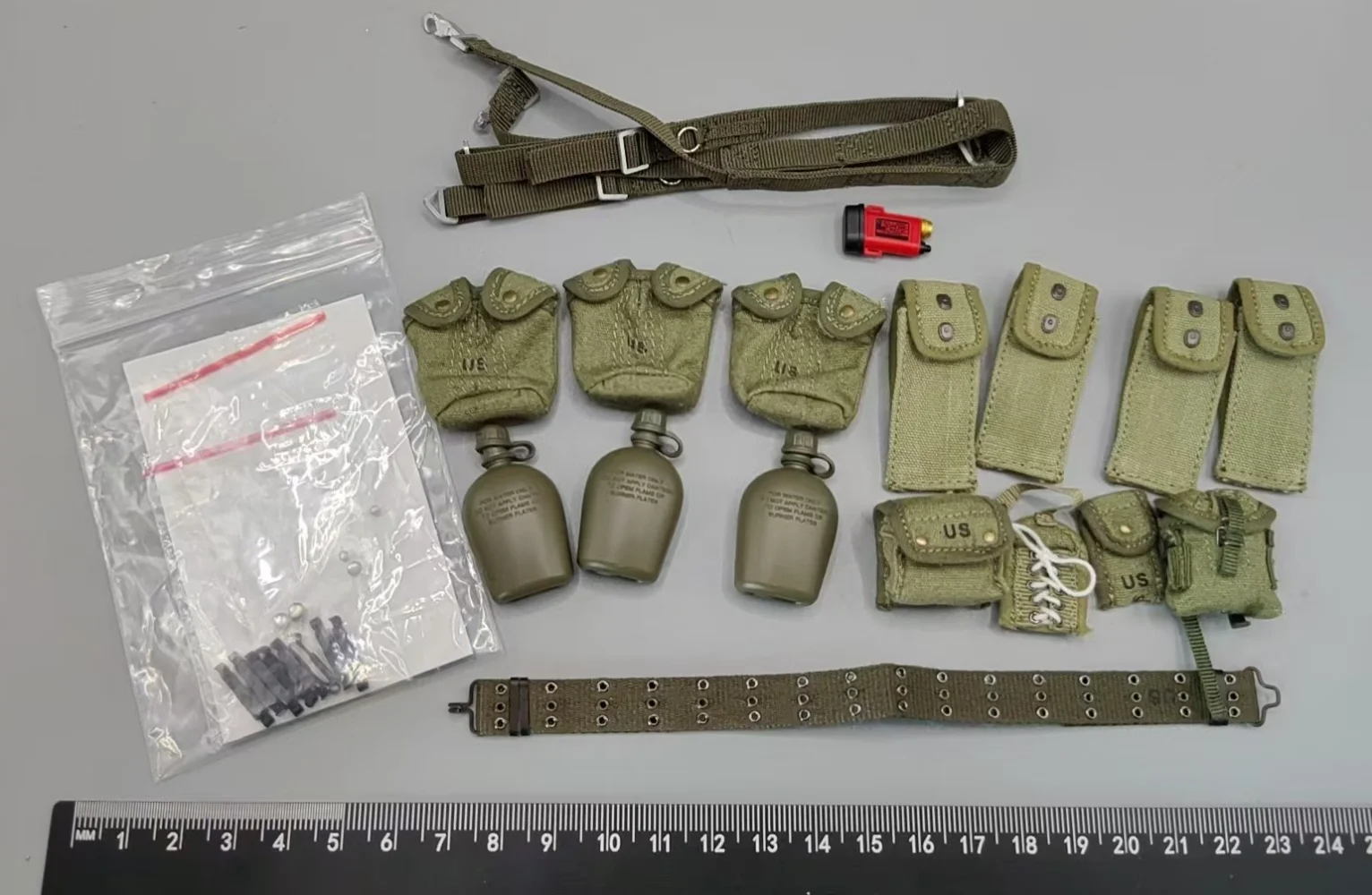 

UD9034 1/6 Scale Soldier Carrying Equipment Set Model for 12'' US Army
