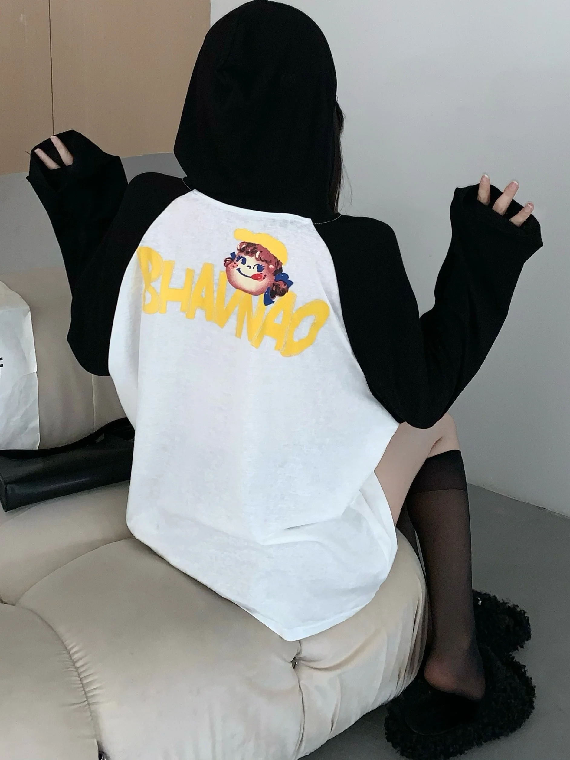 

Летняя тонкая удлиненная футболка женская: модный дизайн, свободный крой, средней длины, с капюшоном, в корейском стиле, с принтом, повседневная одежда