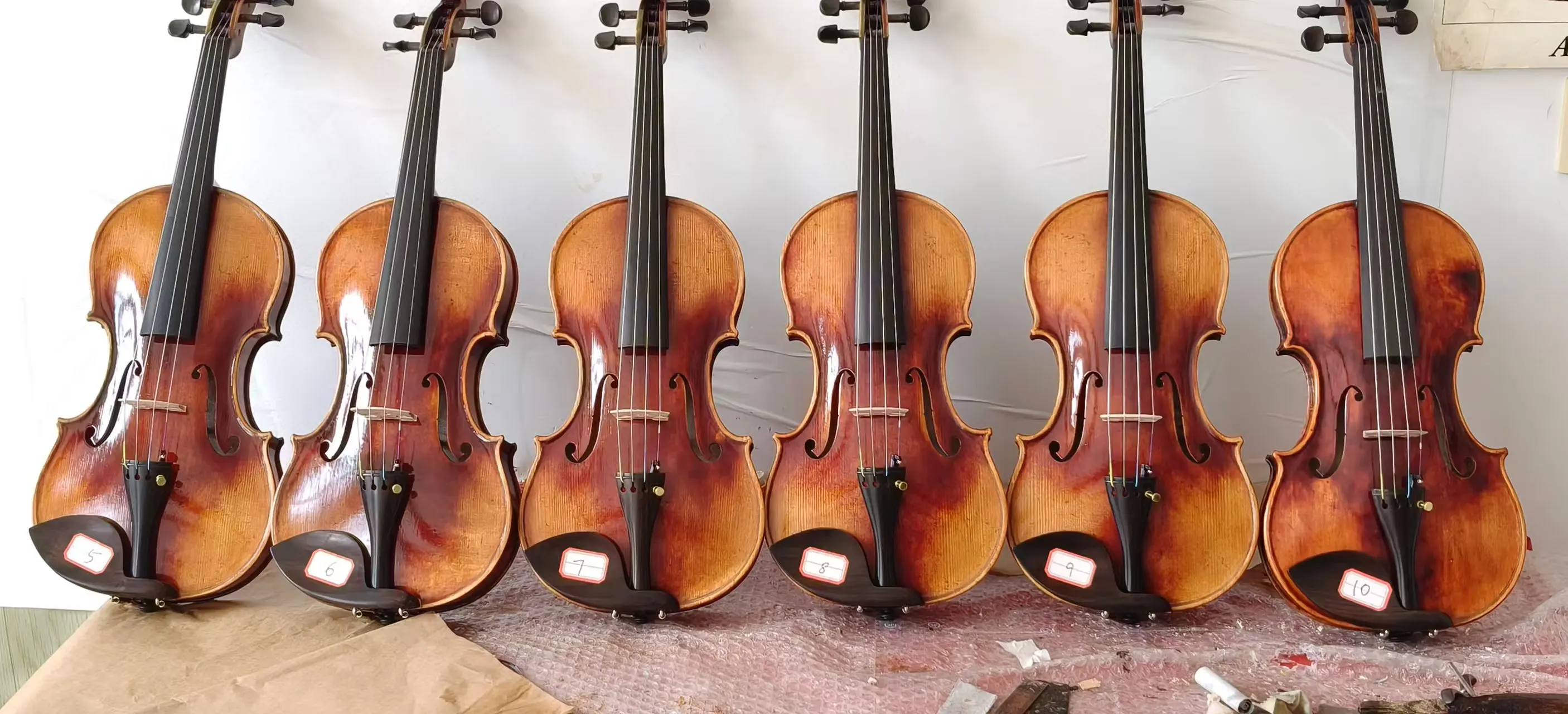4/4 high-quality handmade violins in stock, with good sound quality and high evaluation. Bring a box and violin bow