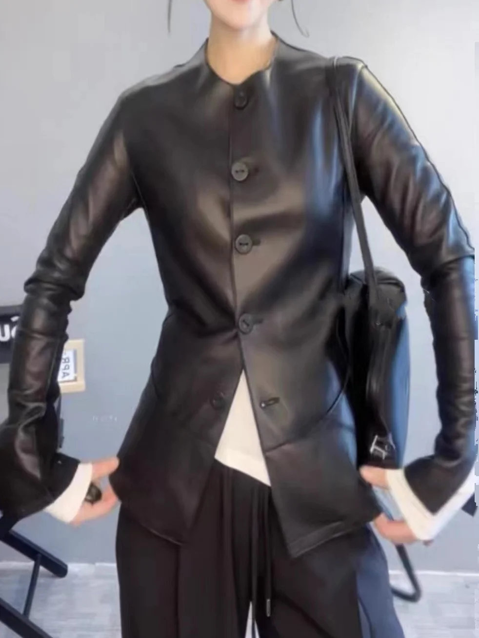 

Женская приталенная куртка из овчины с круглым вырезом, на пуговицах, кожаная верхняя одежда, весна 2024, модная, для повседневной носки, с длинными рукавами